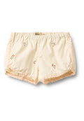 Hellgelbe Shorts mit floraler Stickerei in Pink und Grün, versehen mit Spitzenbesatz entlang des Bunds und der Beinöffnungen.
