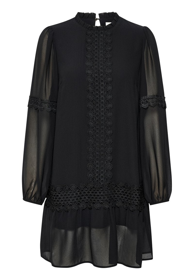 Schwarzes Kleid mit langen transparenten Ärmeln, hohem Kragen und bestickten Details an der Vorderseite und am Saum. Ausgestattet mit einem Rüschensaum.
