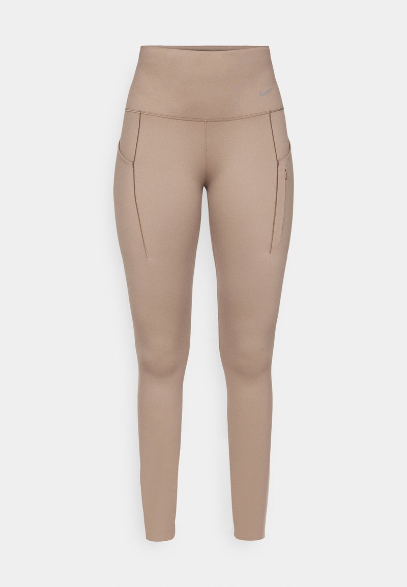 Beige Sportleggings mit hoher Taille, ausgestattet mit zwei Seitentaschen und einem glatten, dehnbaren Stoff. Dezentes Logo-Detail in Grau.