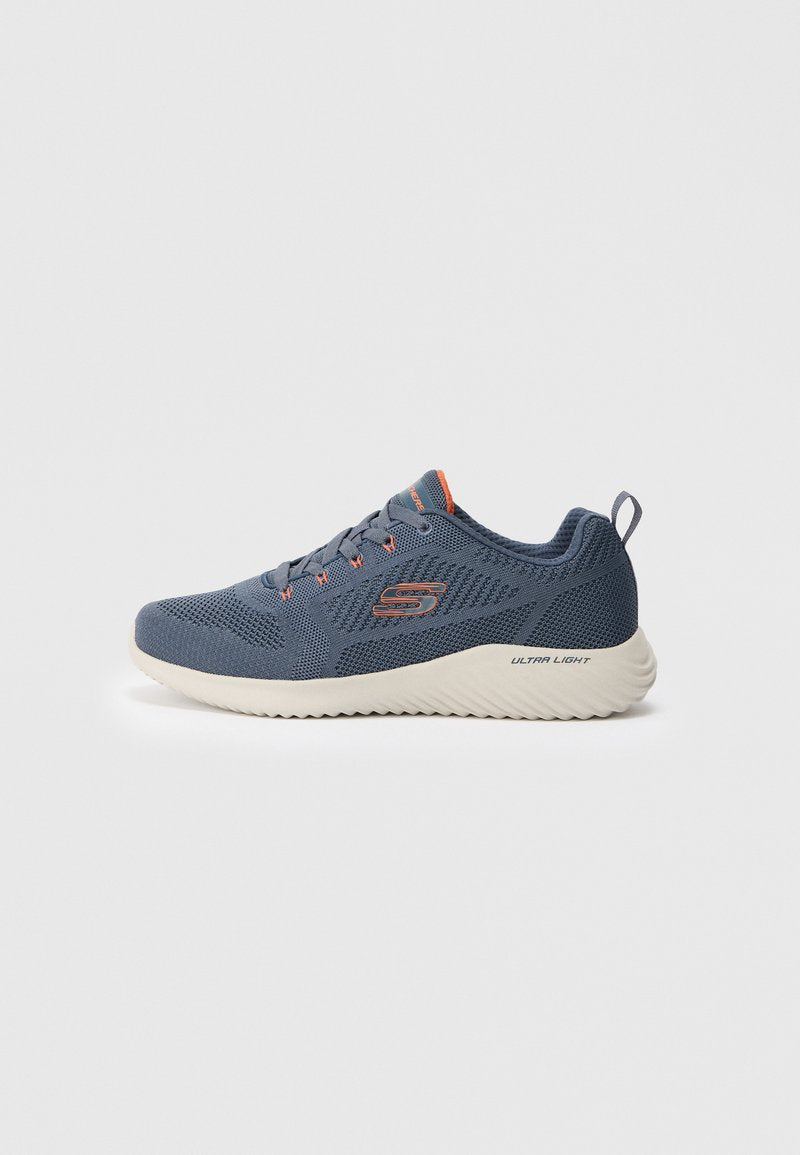 Blauer Sportschuh mit Meshgewebe, orangefarbigen Akzenten und einer leichten, strukturierten Sohle. Verfügt über ein Logo und eine verstärkte Fersenlasche.