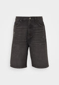 Schwarze Jeansshorts mit lockerer Passform, die über Fronttaschen, eine gebraucht aussehende Textur und einen klassischen Bund mit einem einzelnen Knopfverschluss verfügen.