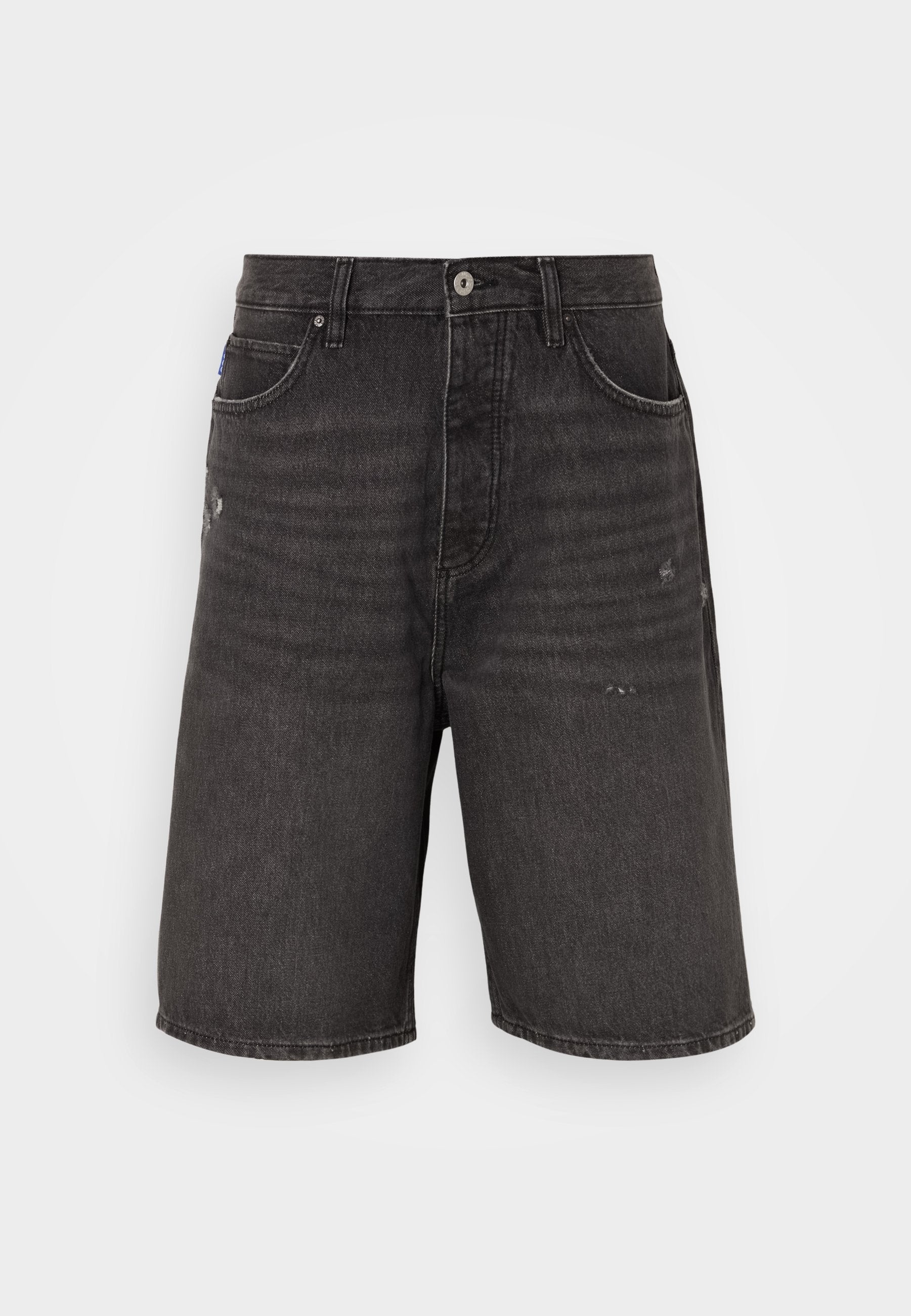 Schwarze Jeansshorts mit lockerer Passform, die über Fronttaschen, eine gebraucht aussehende Textur und einen klassischen Bund mit einem einzelnen Knopfverschluss verfügen.