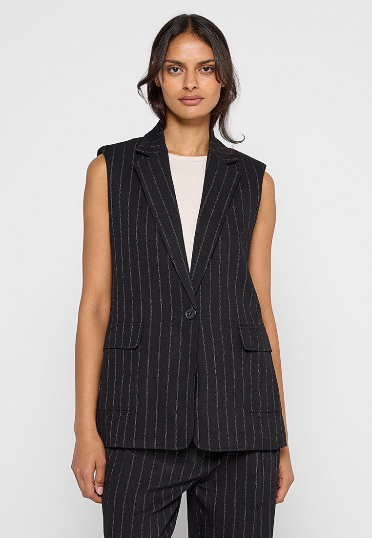 DKNY Weste Media 1