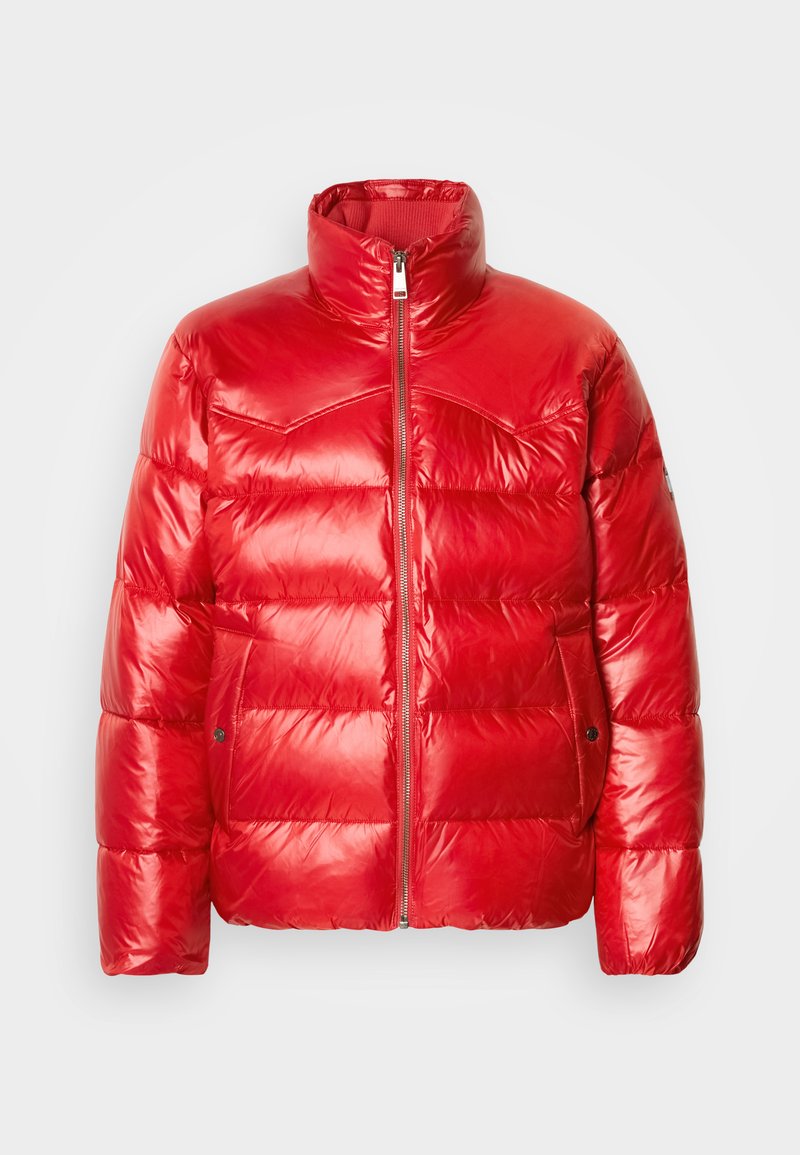 Rote Steppjacke mit glänzendem Finish, hohem Kragen, Reißverschluss und horizontalem Steppmuster; enthält zwei Seitentaschen.