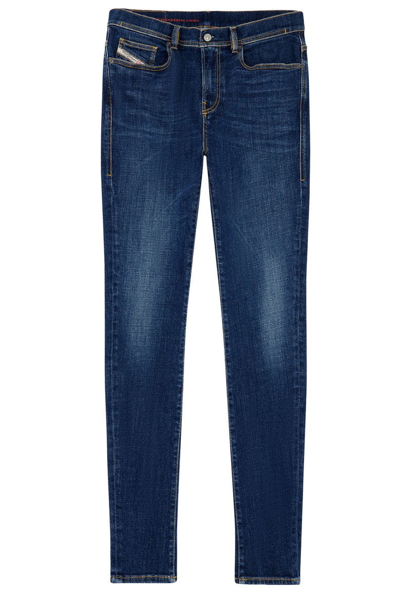 Dunkelblaue Skinny-Jeans mit ausgewaschenen Bereichen an den Oberschenkeln, gelben Nähten, vorderem Knopf, Reißverschluss und Fünf-Taschen-Design, einschließlich einer kleinen Münztasche.