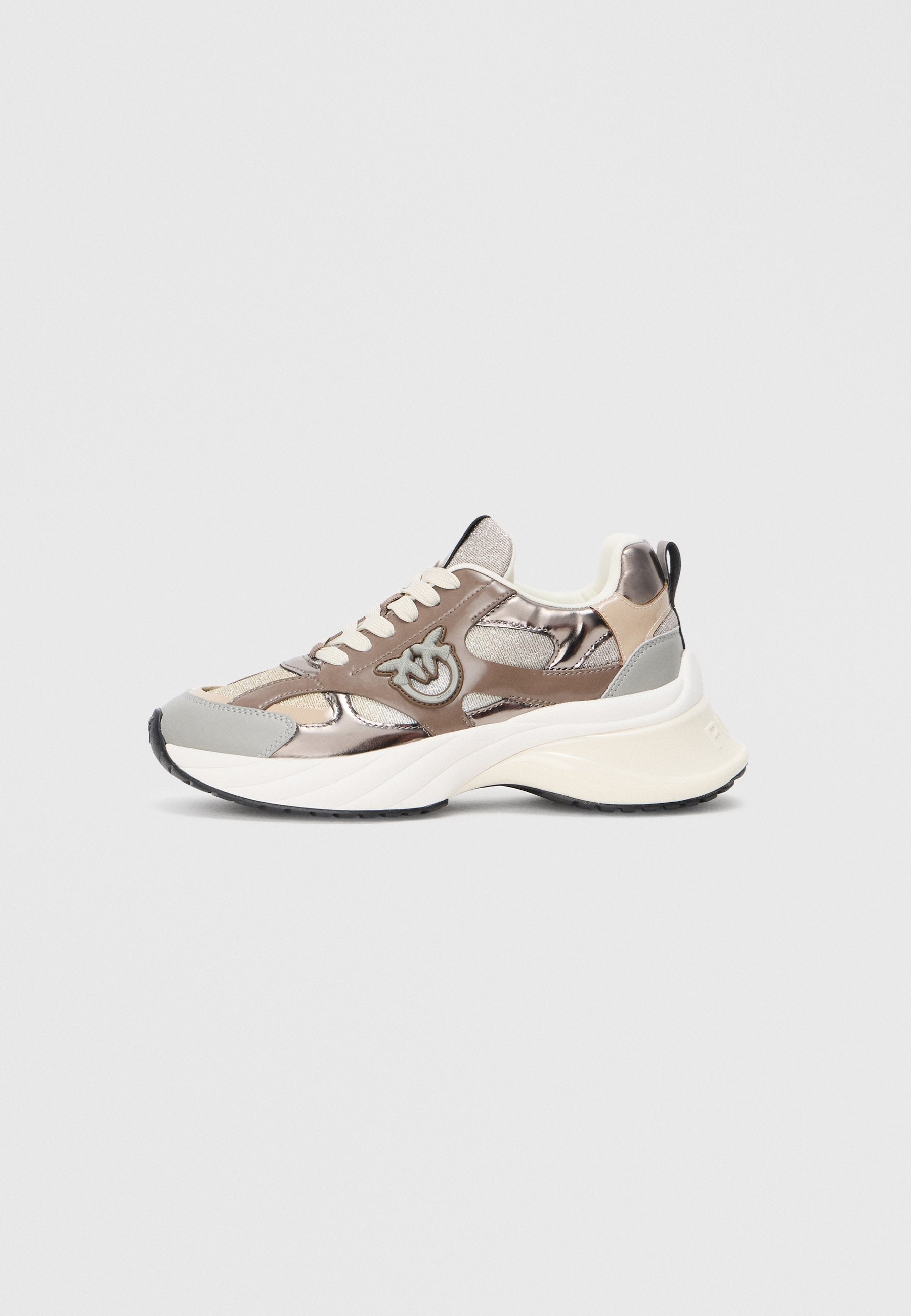 Niedrig geschnittene Sneaker mit metallisch bronzefarbenen Akzenten, beige-mesh, grauem Zehenbereich, dicker weißer Sohle und einem Logo-Patch auf dem Seitenpaneel.