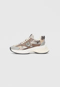 Niedrig geschnittene Sneaker mit metallisch bronzefarbenen Akzenten, beige-mesh, grauem Zehenbereich, dicker weißer Sohle und einem Logo-Patch auf dem Seitenpaneel.