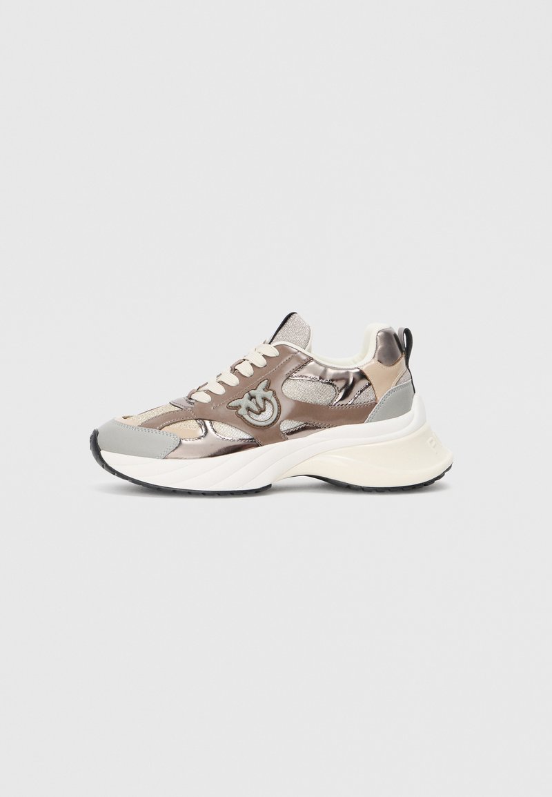 Niedrig geschnittene Sneaker mit metallisch bronzefarbenen Akzenten, beige-mesh, grauem Zehenbereich, dicker weißer Sohle und einem Logo-Patch auf dem Seitenpaneel.