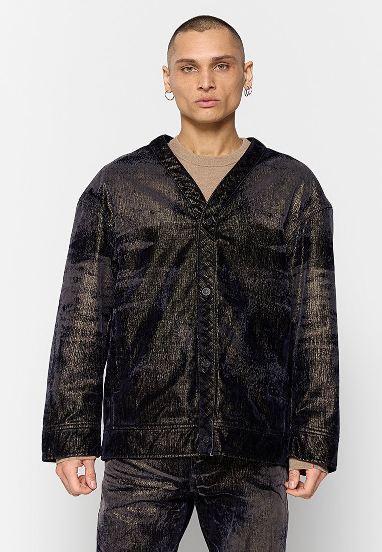 Schwarze, samtartige Jacke mit V-Ausschnitt, Knopfverschluss und weit geschnittenen Ärmeln. Verfügt über eine strukturierte Oberfläche mit subtiler Schattierung.