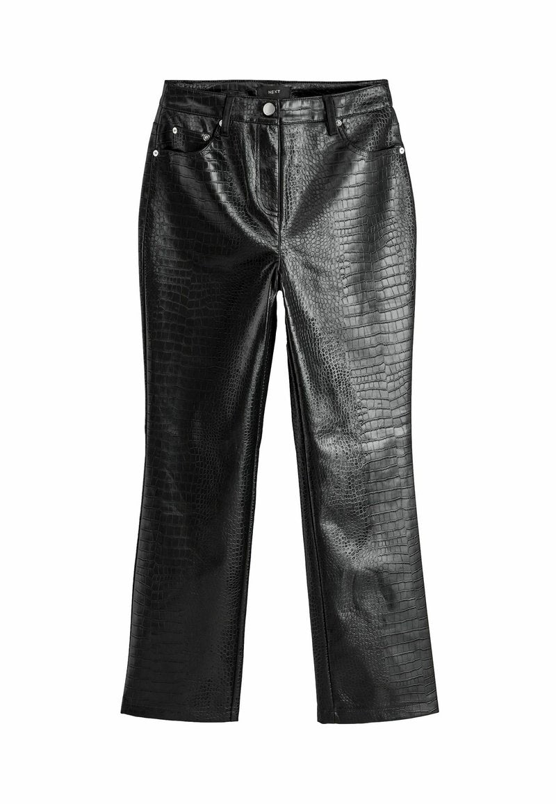 Schwarze Kunstlederhosen mit Krokodilstruktur, gerades Bein Design, fünf Taschen und silbernen Beschlägen. Glatte Oberfläche und glänzendes Erscheinungsbild.