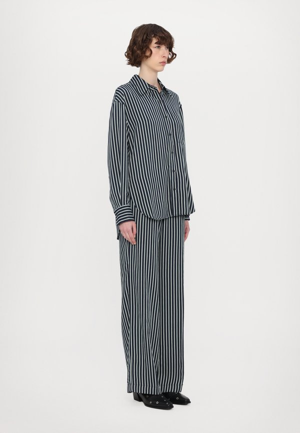 CLOSED OVERSIZE SHIRT