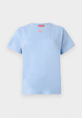 Himmelblaues kurzärmliges Baumwoll-T-Shirt mit rotem Diesel-Brandlabel am Hals und kleinem rotem ovalen Logo direkt unter dem Kragen.
