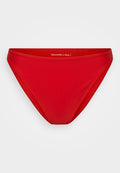 Roter Bikini-Unterteil aus glattem, dehnbarem Material, mit mittlerer Bundhöhe und Nähten an den Kanten. Das Markenlogo ist dezent oben angebracht.