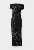 Schulterfreies schwarzes Kleid mit cremefarbenen Punkten, mit gerafften Details und einer figurnahem Silhouette, das unter das Knie reicht.