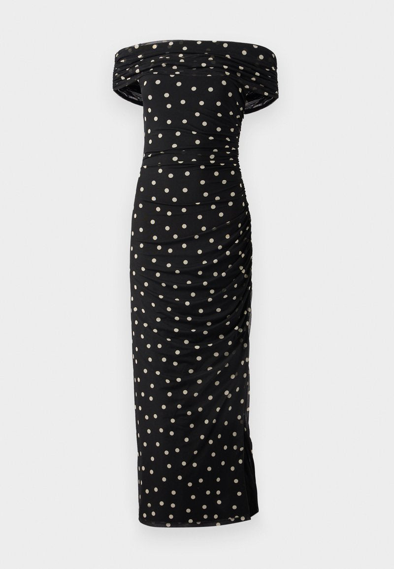 Schulterfreies schwarzes Kleid mit cremefarbenen Punkten, mit gerafften Details und einer figurnahem Silhouette, das unter das Knie reicht.