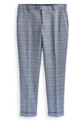 Grau- und blaue Karo-Hosen mit flachem Frontschnitt, seitlichen Taschen und umgeschlagenem Saum. Hergestellt aus einem strukturierten Stoff mit einem dezenten Muster.