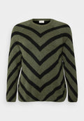 Grüner Pullover mit schwarzen Zickzackstreifen. Rundhalsausschnitt, lange Ärmel und weicher Textur. Gerader Saum mit leichten seitlichen Schlitzen.