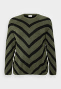 Grüner Pullover mit schwarzen Zickzackstreifen. Rundhalsausschnitt, lange Ärmel und weicher Textur. Gerader Saum mit leichten seitlichen Schlitzen.