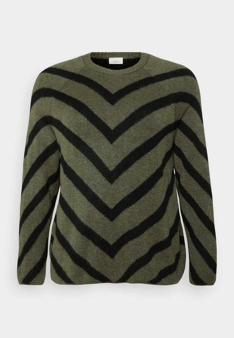 Grüner Pullover mit schwarzen Zickzackstreifen. Rundhalsausschnitt, lange Ärmel und weicher Textur. Gerader Saum mit leichten seitlichen Schlitzen.