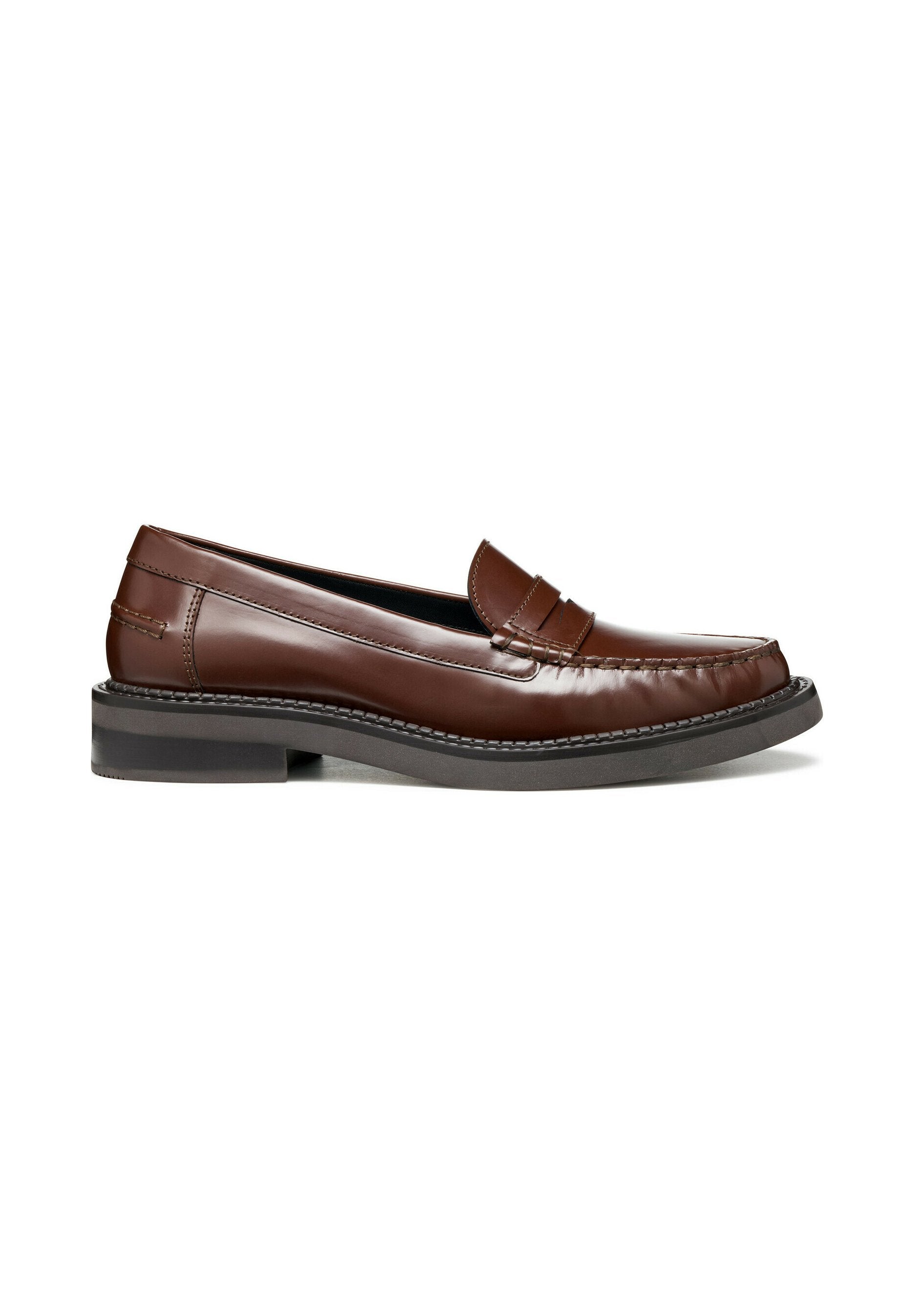 Braune Lederloafers mit glatter Oberfläche, gesteppten Akzenten und einer niedrigen schwarzen Gummisohle. Klassisches Slipper-Design ohne Schnürsenkel.