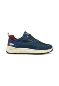 Blauer und dunkelgrauer Wildledersneaker mit kastanienbraunem Fersenakzent, schwarzen gemusterten Schnürsenkeln, beiger dickem Profil und schwarzem Gummilaufsohle.