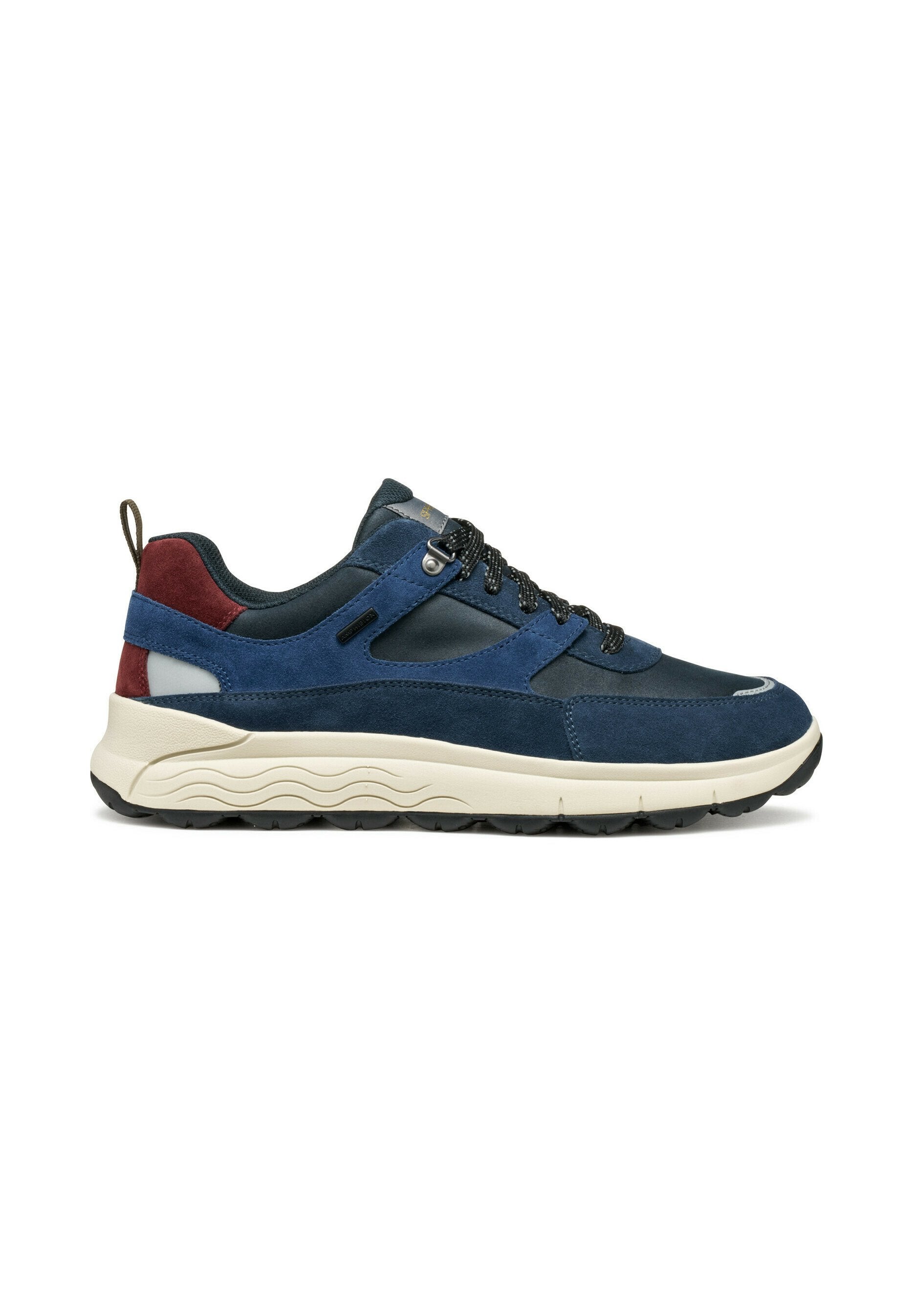 Blauer und dunkelgrauer Wildledersneaker mit kastanienbraunem Fersenakzent, schwarzen gemusterten Schnürsenkeln, beiger dickem Profil und schwarzem Gummilaufsohle.