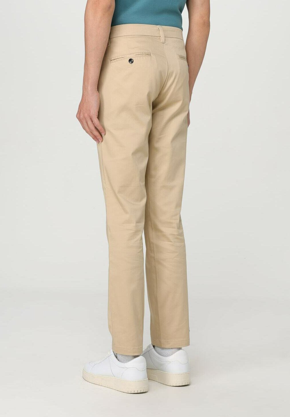Armani Exchange Chino Media 2