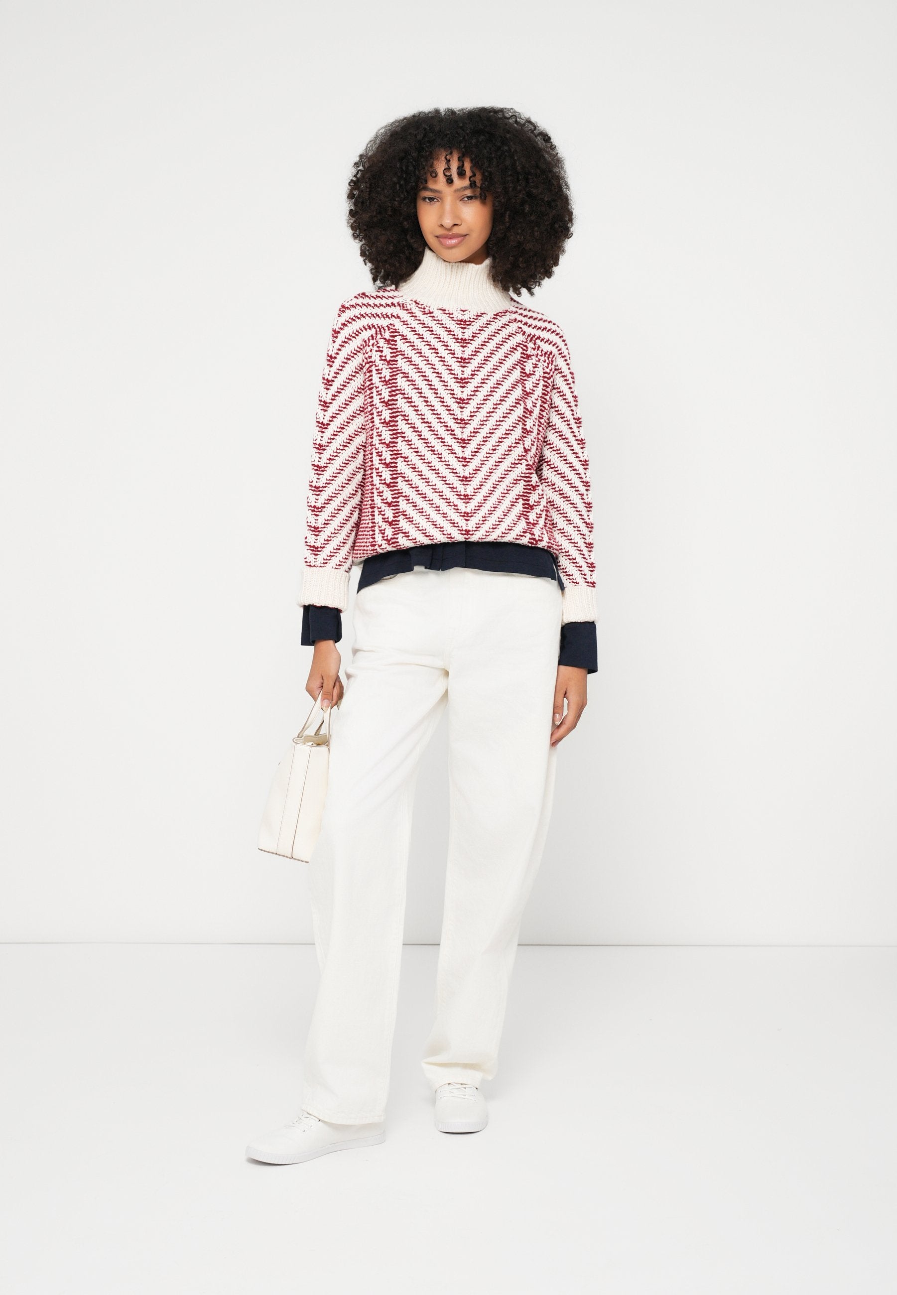 MID RISE TAPERED BARREL LEG WHITE JEANS Media 2