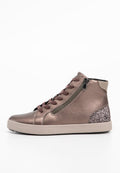 Hochtop-Sneaker in metallisch Bronze mit mattem Finish, ausgestattet mit bordeauxroten Schnürsenkeln, Reißverschluss und einem strukturierten, glitzernden Fersenakzent.
