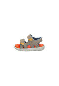Graue und orangefarbene Kindersandalen mit verstellbaren Riemen und offenem Design, ausgestattet mit einer strukturierten Sohle und kontrastierenden blauen Akzenten.