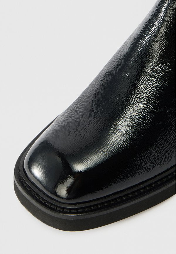 Tommy Hilfiger PATENT CRINKLE LEATHER CHELSEA BOOTS