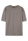 Graues T-Shirt mit kurzen Ärmeln aus weichem Baumwollstoff. Mit rundem Halsausschnitt und dezentem, gesticktem Logo auf der Vorderseite. Lockerer Schnitt.