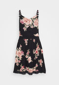 Schwarzes Blumenkleid mit rosa Rosen, Spaghettiträgern mit Blumenakzenten und einem plissierten Rock. Leichtes Material und Spitzenbesatz am Saum.