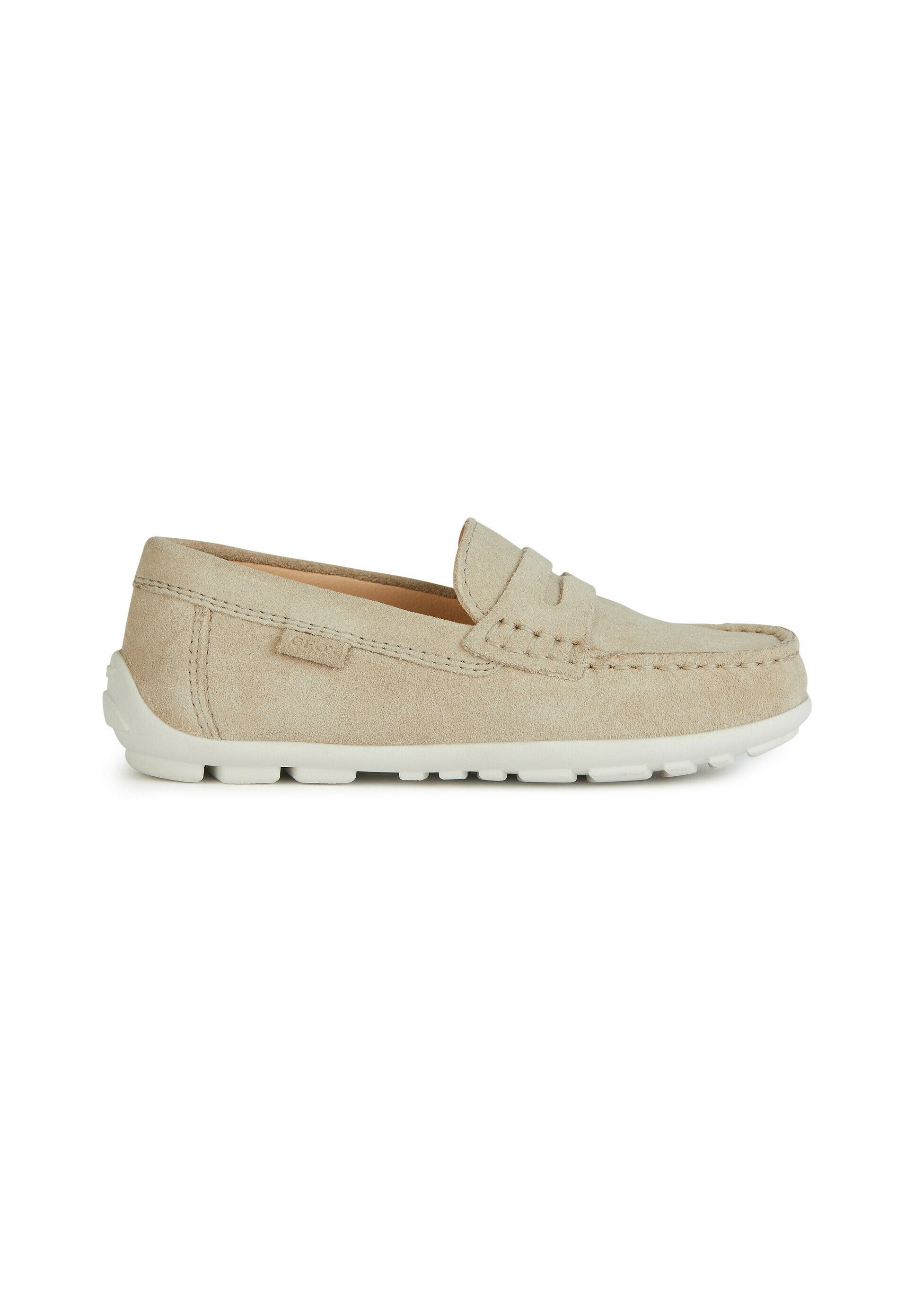 Beige Wildleder-Slipper mit weißer Gummisohle, dekorativer Stickerei und einer erhabenen Naht entlang der Zehen. Glatte Textur.