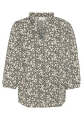 Schwarze und weiße Bluse mit floralen Mustern, tiefem V-Ausschnitt, Rüschenkragen und Dreiviertelärmeln. Hat ein kleines, durchgängiges Blumenmuster.