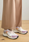 Sneaker in Weiß, Lila und Orange mit Mesh- und Wildledermaterialien. Verfügt über einen gepolsterten Kragen, eine kontrastierende Sohle und auffällige Schnürsenkel.