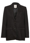 Schwarze Leinenblazer mit einem einzelnen Knopfverschluss, eingezogenen Revers, zwei Vordertaschen und einem Taschentuch-Detail. Glatte Struktur, taillierte Passform.