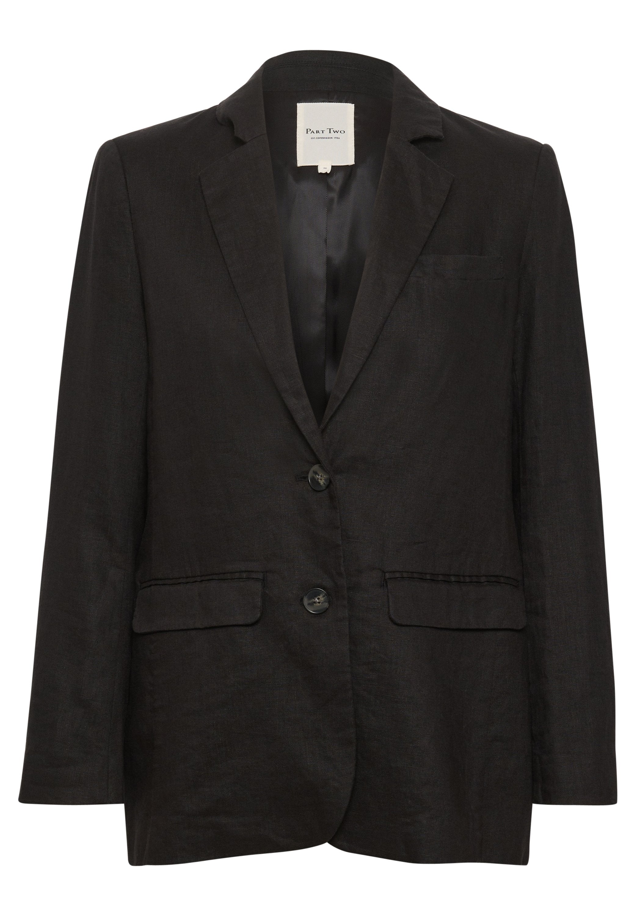Schwarze Leinenblazer mit einem einzelnen Knopfverschluss, eingezogenen Revers, zwei Vordertaschen und einem Taschentuch-Detail. Glatte Struktur, taillierte Passform.