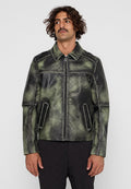 Grüne und schwarze Lederjacke mit einem Muster, frontaler Reißverschluss, Kragen und zwei Seitentaschen, mit kontrastierenden weißen Nähten.