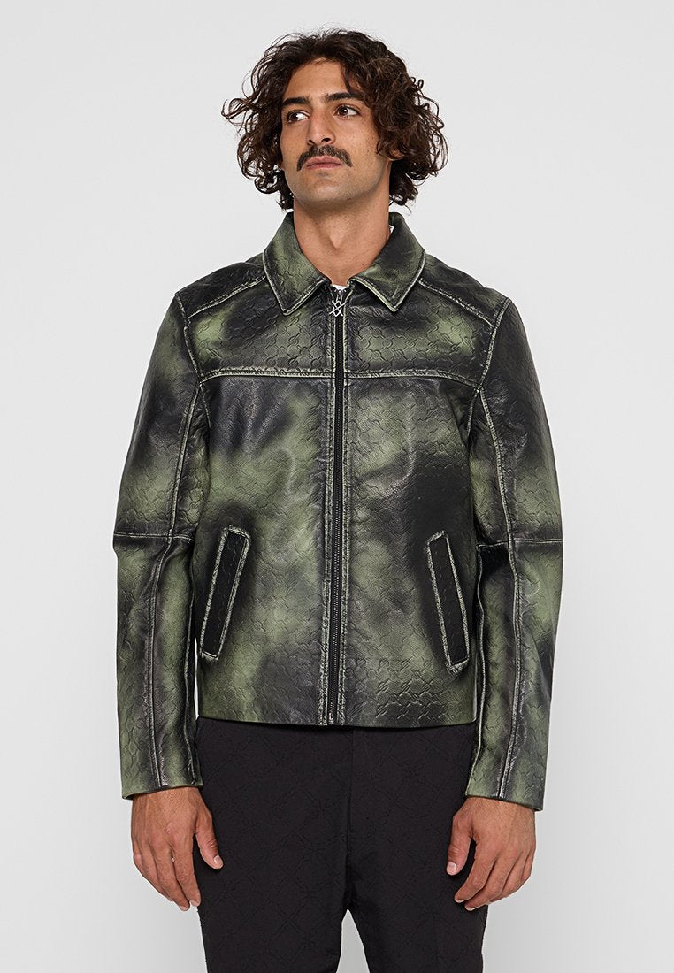 Grüne und schwarze Lederjacke mit einem Muster, frontaler Reißverschluss, Kragen und zwei Seitentaschen, mit kontrastierenden weißen Nähten.