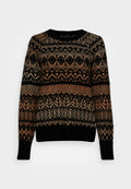 Strickpullover mit einem geometrischen Muster in Schwarz, Beige und Rost, Rundhalsausschnitt sowie gerippten Bündchen und Saum.