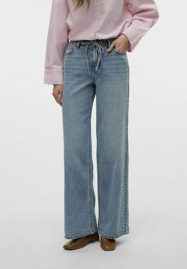 Vero Moda Wide-fit VMREMY Mid rise Straight Fit - Relaxed fit jeans - medium blue denim