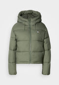 Olivgrüne Daunenjacke mit Kapuze; gestepptes Design; vorderer Reißverschluss; verfügt über ein kleines Logo auf der linken Brust; strukturierten Stoff.