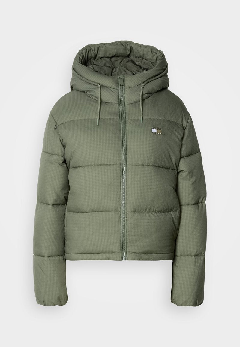 Olivgrüne Daunenjacke mit Kapuze; gestepptes Design; vorderer Reißverschluss; verfügt über ein kleines Logo auf der linken Brust; strukturierten Stoff.