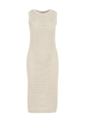 Strick-Midi-Kleid in Off-White. Hat ein strukturiertes Muster mit offenen Maschen. Ärmellos mit rundem Halsausschnitt und figurbetonter Silhouette.