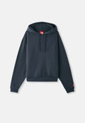 Navyblaues Kapuzensweatshirt aus weichem Stoff, mit einer Kängurutasche, gerippten Bündchen und einem Logotag auf der Vorderseite.