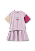 Hellviolettes kurzärmeliges Kleid mit beigem linkem Ärmel, dunkelrosa rechtem Ärmel und herzförmiger Grafik von Sonne und Wellen auf der Brust.