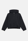 Schwarzer Kapuzenpullover mit Reißverschluss, langen Ärmeln und leicht verkürztem, lässigem Schnitt.