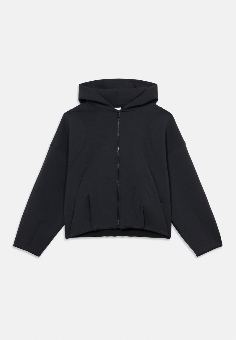 Schwarzer Kapuzenpullover mit Reißverschluss, langen Ärmeln und leicht verkürztem, lässigem Schnitt.