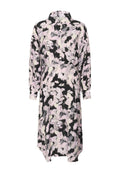 Schwarzes Kleid mit abstraktem Muster aus rosa und weißen Pinselstrichen, langen Ärmeln, knöpfbarem Front, Kragen und einem lockeren Schnitt mit asymmetrischem Saum.